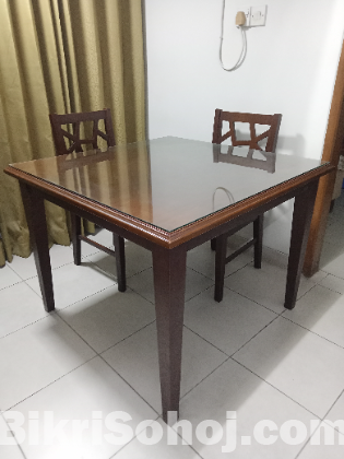 Delta Dining table